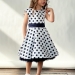 Платье для девочки нарядное БУШОН ST10, стиляги цвет белый, темно-синий пояс, принт темно-синий горошек