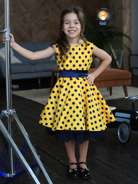 Платье для девочки нарядное БУШОН ST10, стиляги цвет желтый, синий пояс, принт синий горошек - Платья СТИЛЯГИ