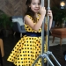 Платье для девочки нарядное БУШОН ST10, стиляги цвет желтый, синий пояс, принт синий горошек
